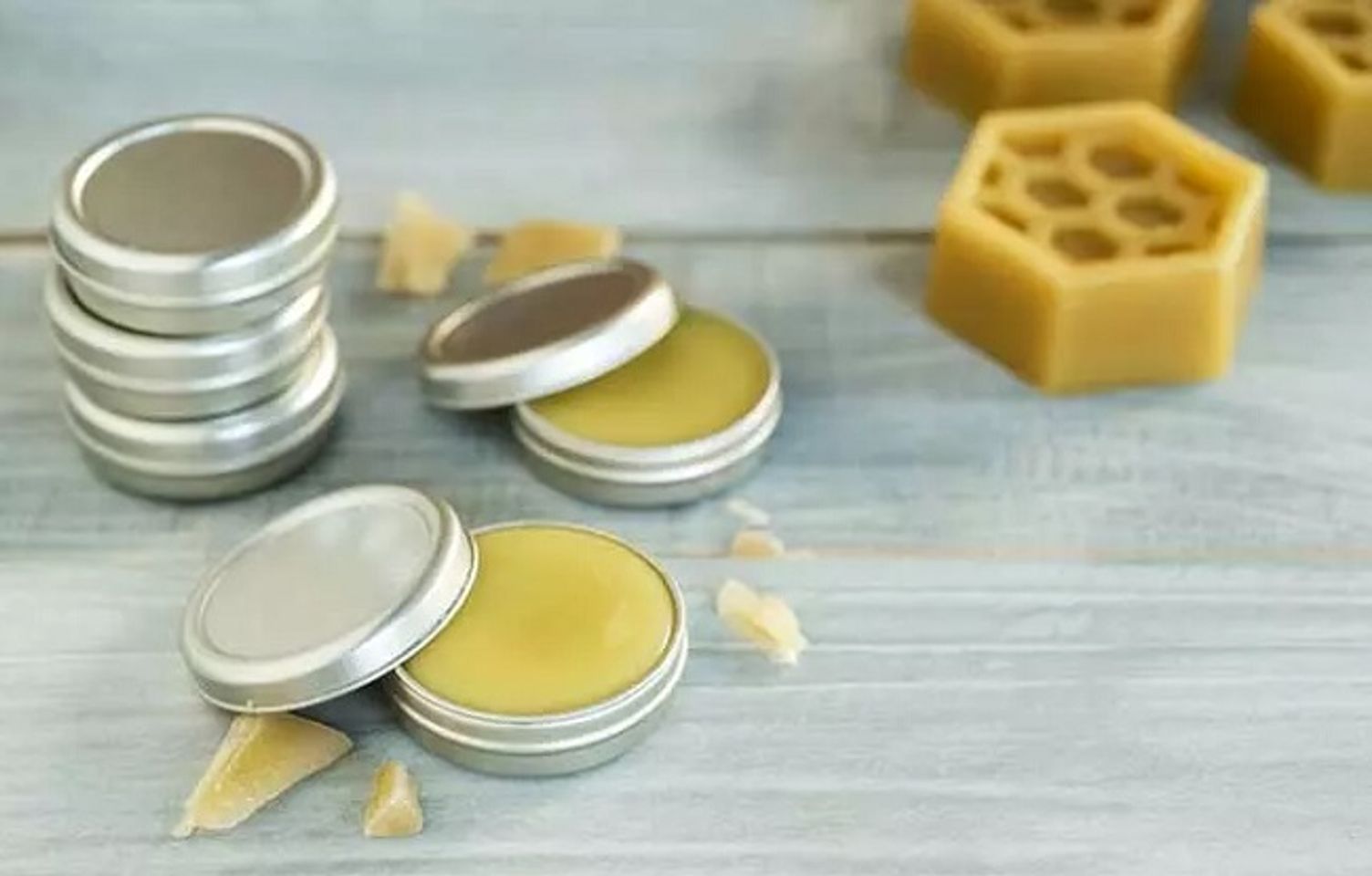 C&aacute;ch l&agrave;m son dưỡng m&ocirc;i từ mật ong