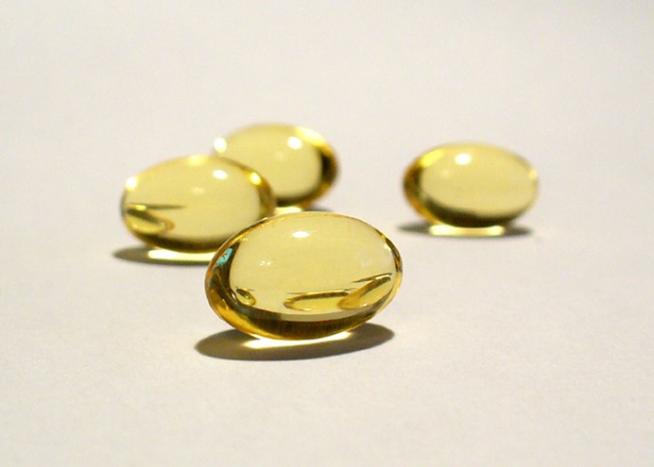 C&aacute;ch l&agrave;m son dưỡng m&ocirc;i từ vitamin e