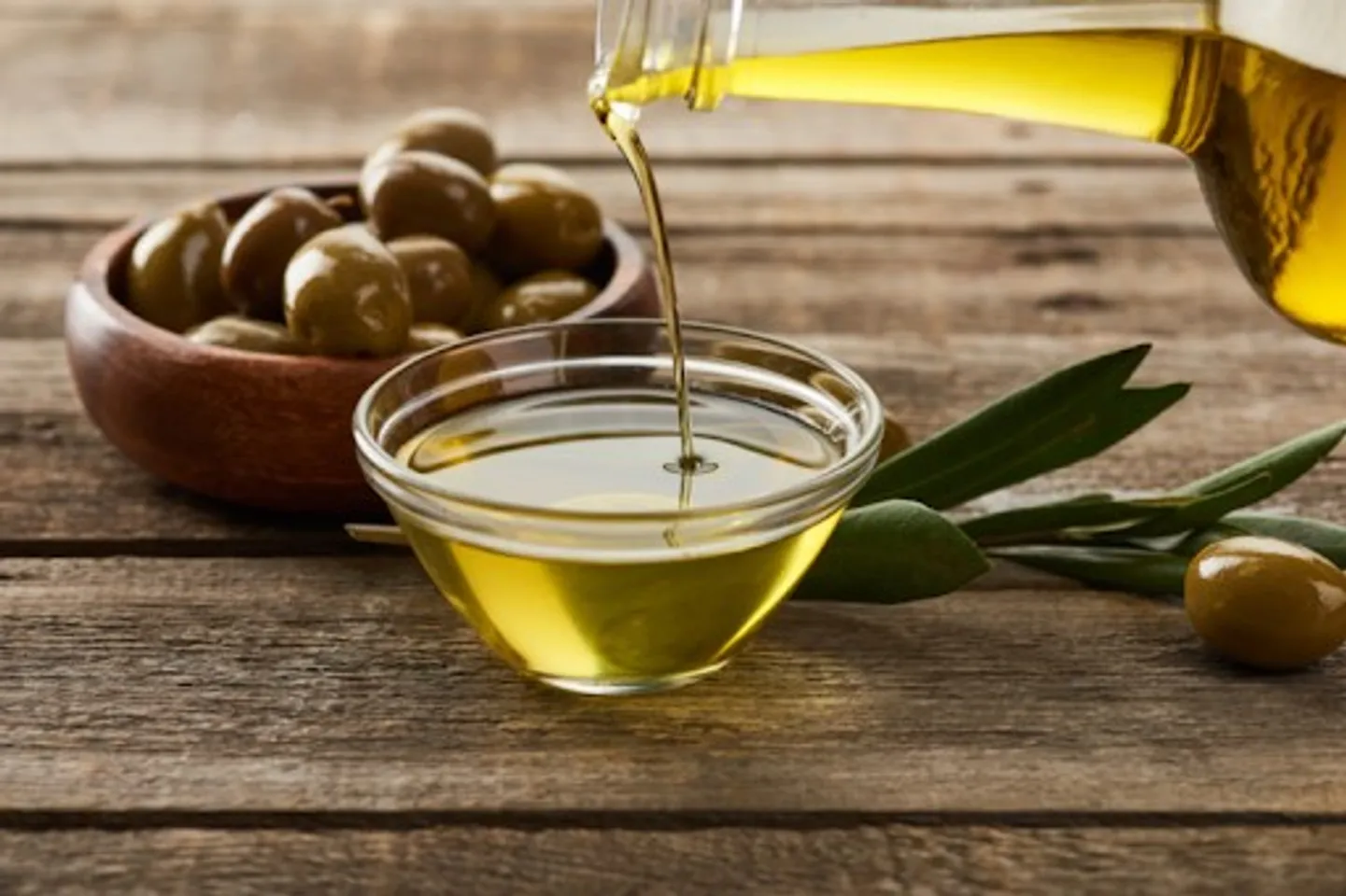 Sử dụng dầu oliu để dưỡng móng
