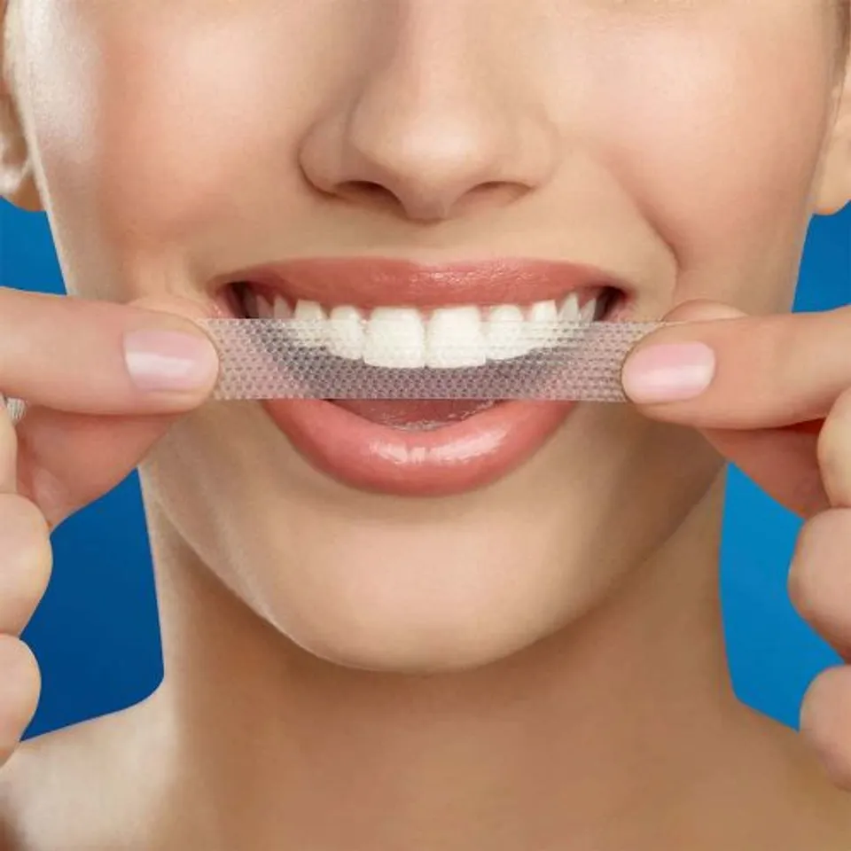 Miếng dán trắng răng Crest 3D Supreme Flexfit hỗ trợ loại bỏ mảng bám