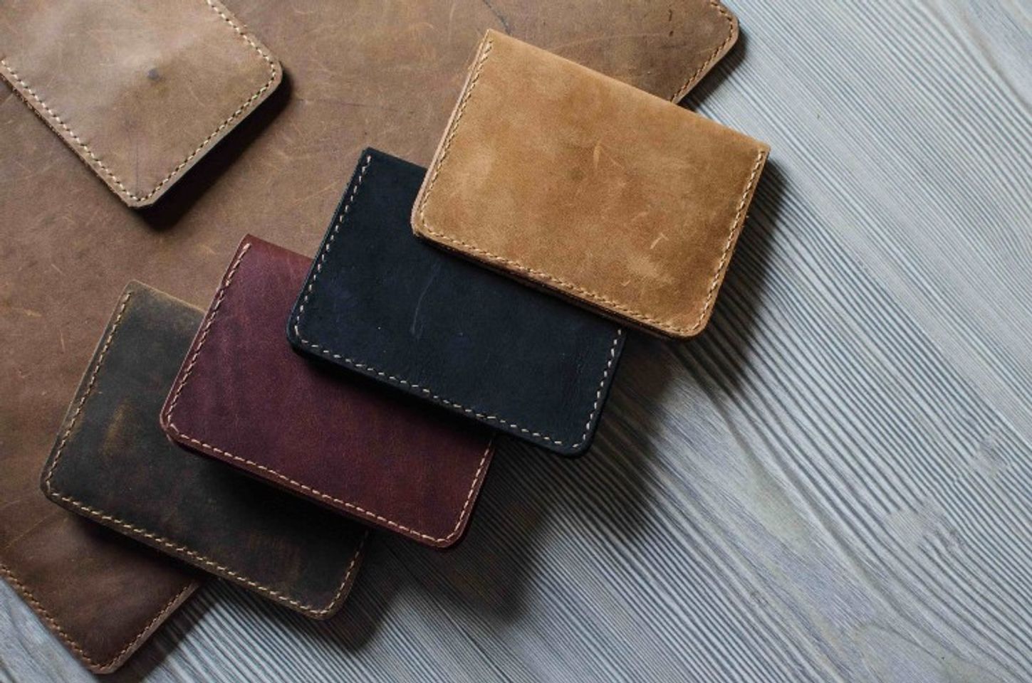 V&iacute; da khắc t&ecirc;n hai bạn hoặc d&ograve;ng v&iacute; da handmade xịn x&ograve;
