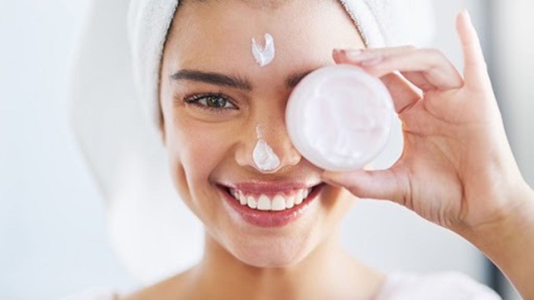 L&agrave;m sạch v&agrave; sử dụng kem dưỡng ẩm mỗi ng&agrave;y 