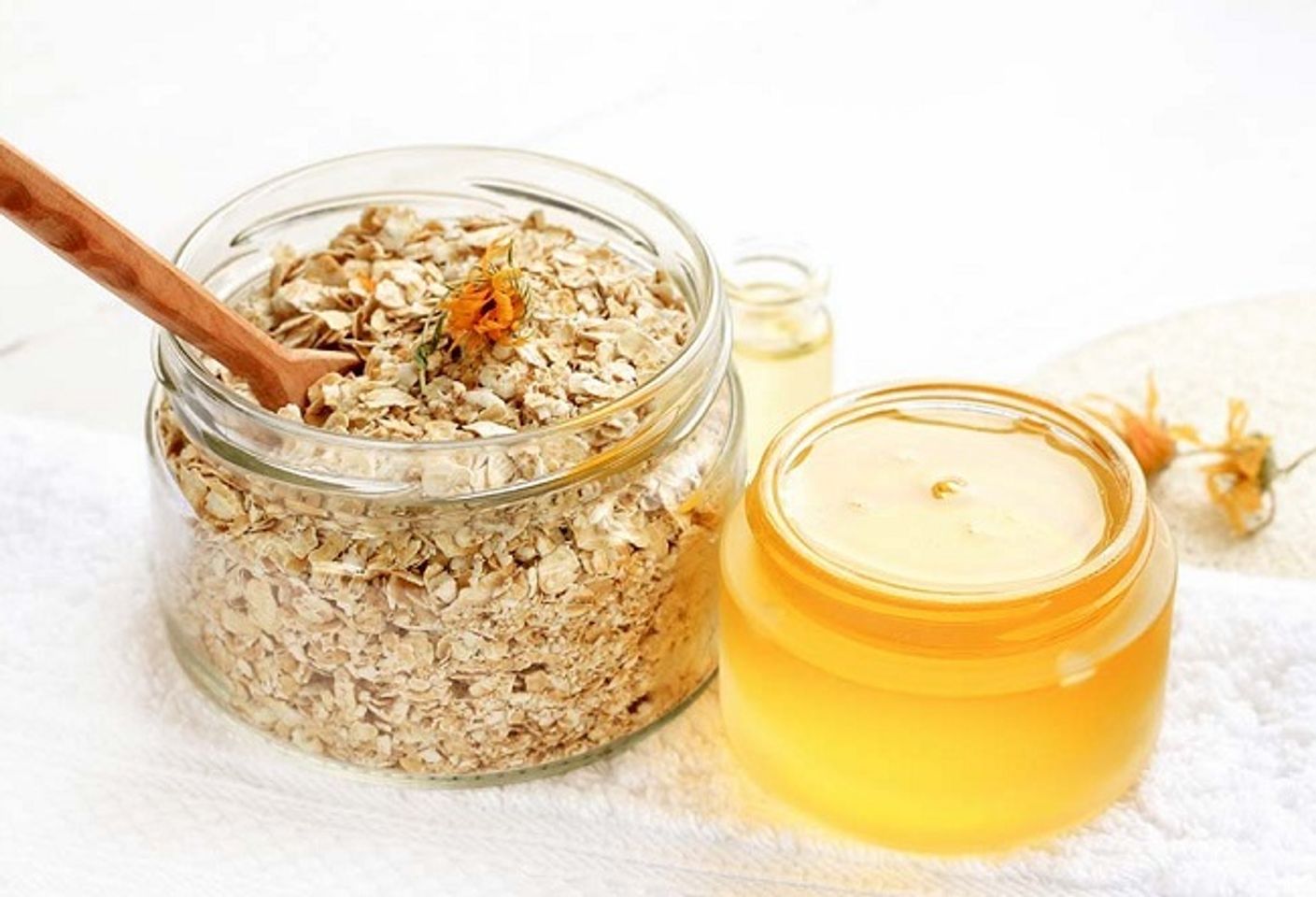 C&aacute;ch tẩy tế b&agrave;o chết da mặt bằng mật ong v&agrave; yến mạch
