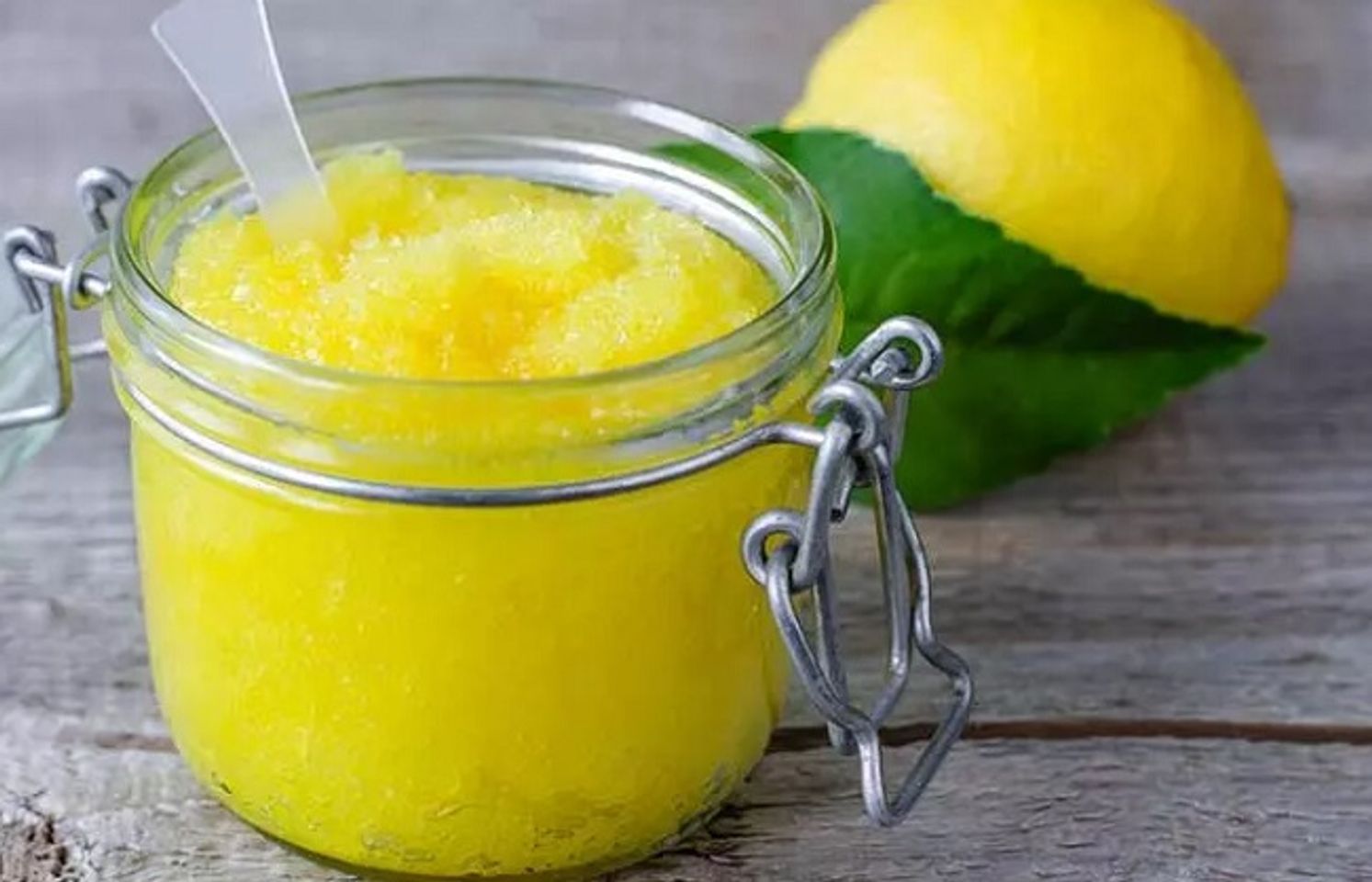 C&aacute;ch tẩy tế b&agrave;o chết to&agrave;n th&acirc;n bằng chanh v&agrave; đường
