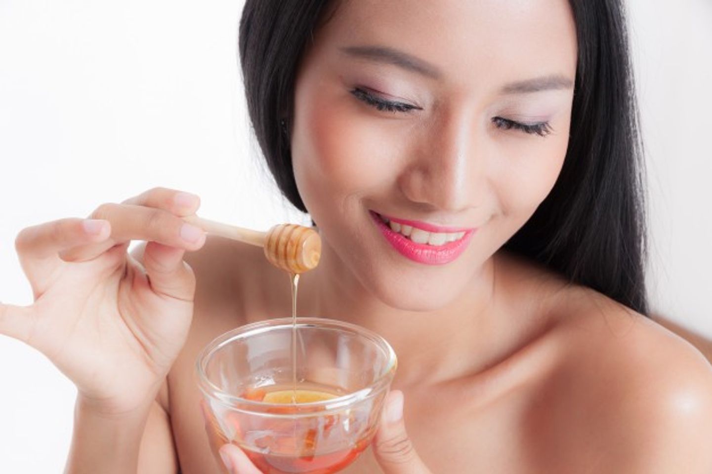 c&aacute;ch tẩy trang khi kh&ocirc;ng c&oacute; nước tẩy trang bằng mật ong