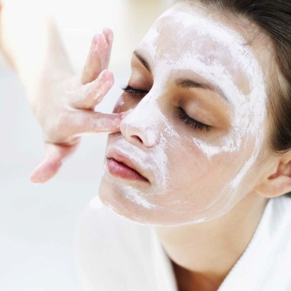c&aacute;ch tẩy trang khi kh&ocirc;ng c&oacute; nước tẩy trang bằng sữa tươi