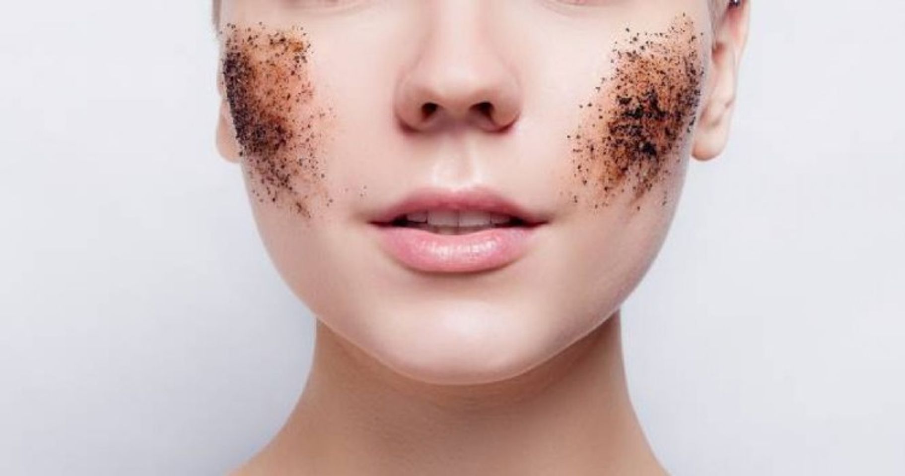 H&atilde;y tẩy da chết định kỳ để loại bỏ đi lớp da kh&ocirc;ng đều m&agrave;u