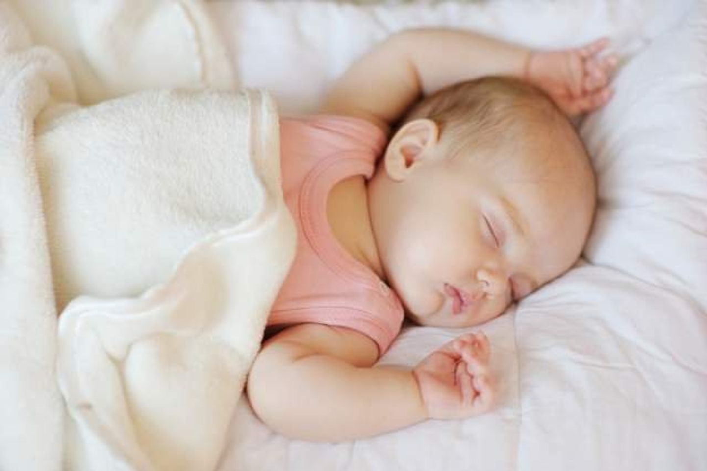 Lu&ocirc;n tạo kh&ocirc;ng gian tho&aacute;ng khi b&eacute; ngủ, hạn chế tối đa c&aacute;c vật dụng xung quanh b&eacute;