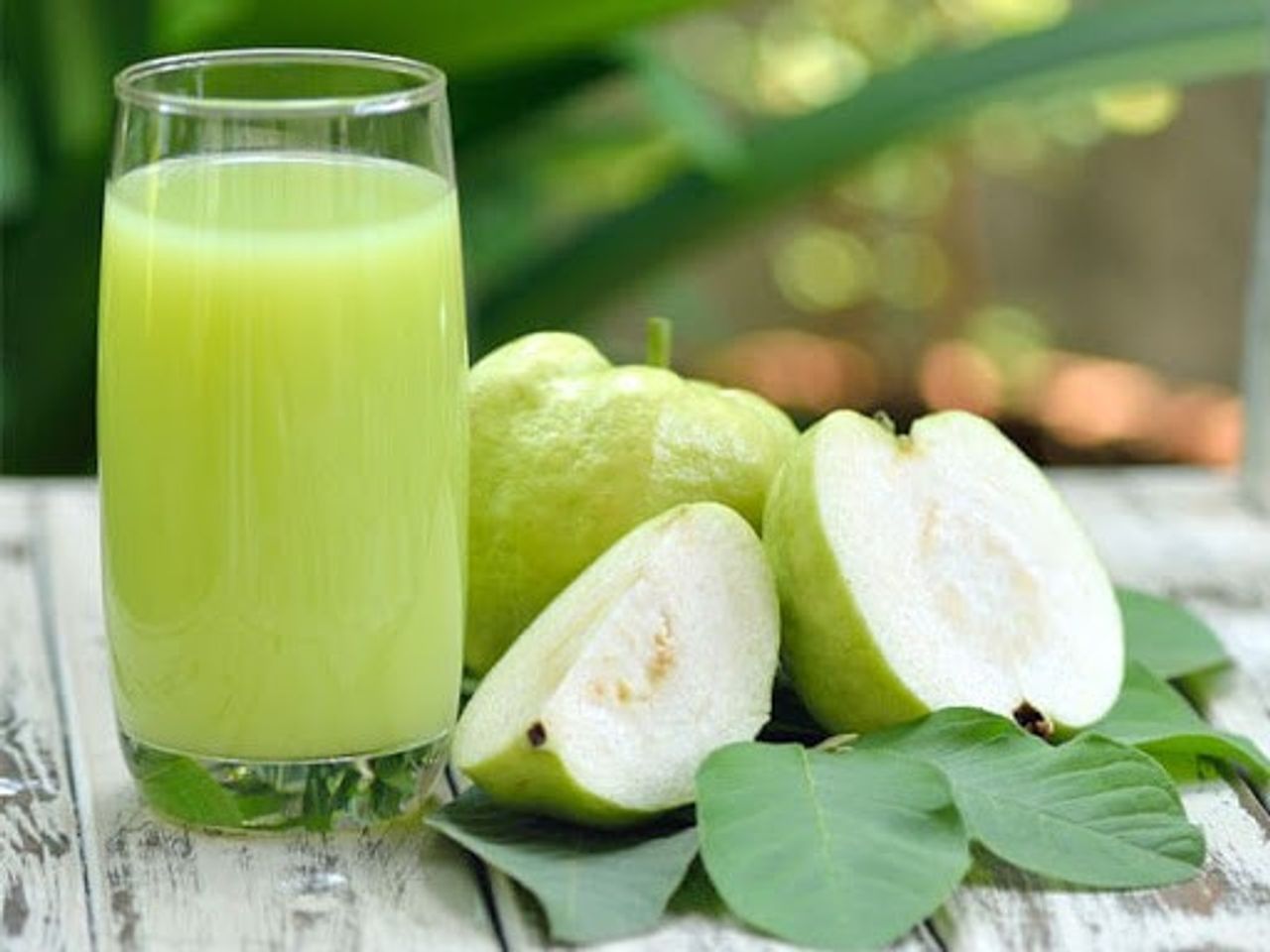 Trong ổi c&oacute; nhiều chất xơ, ăn hoặc uống nước &eacute;p ổi gi&uacute;p giảm mỡ bụng