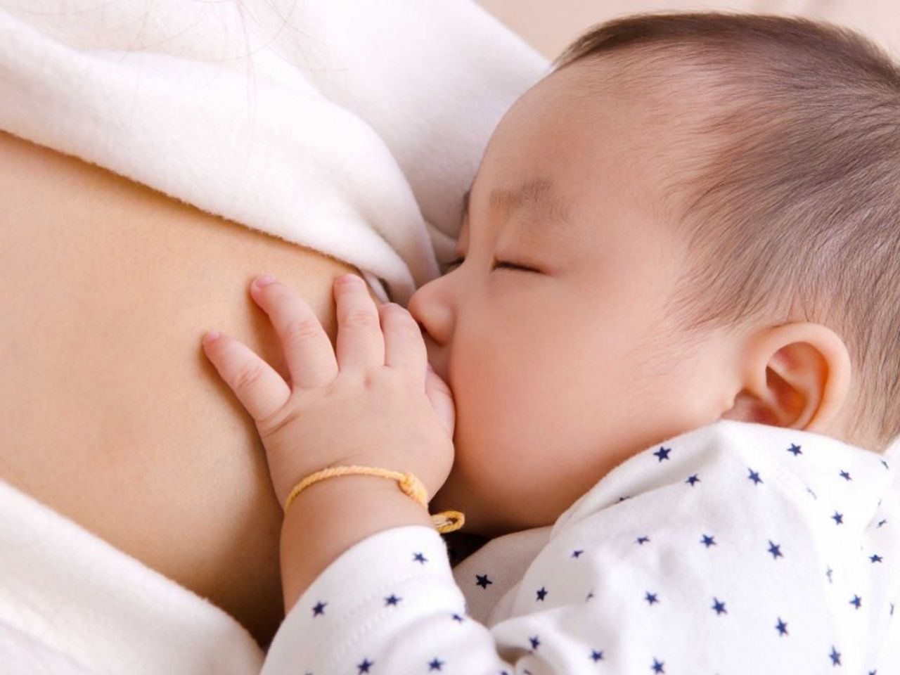 Sữa mẹ c&oacute; sức đề kh&aacute;ng, n&ecirc;n mẹ h&atilde;y cho b&eacute; b&uacute; tới 6 th&aacute;ng đầu đời