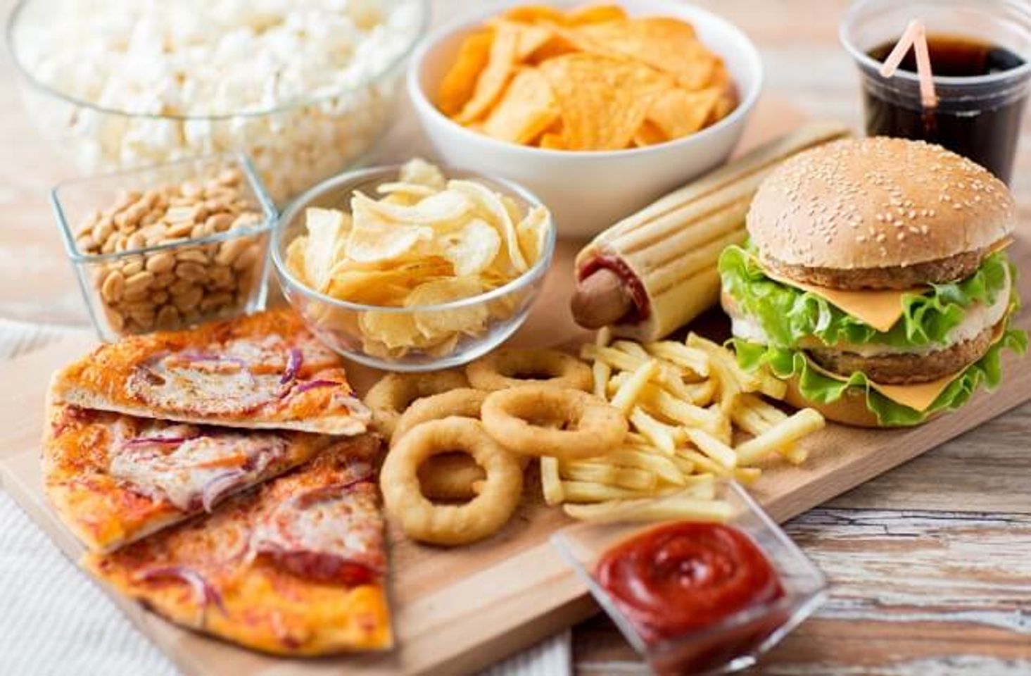 Sau khi sinh mổ n&ecirc;n ki&ecirc;ng thức ăn nhanh