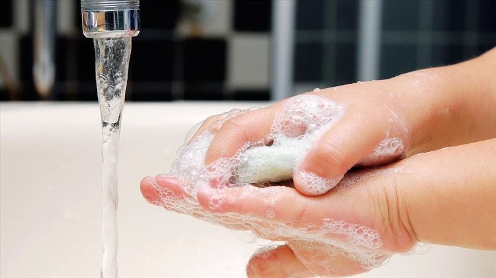 H&atilde;y khuyến kh&iacute;ch con trẻ n&ecirc;n vệ sinh thường xuy&ecirc;n