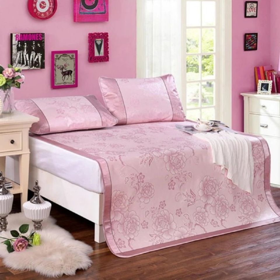Chiếu điều h&ograve;a bằng lua c&oacute; thiết kế đẹp, ph&ugrave; hợp thay thế ga giường