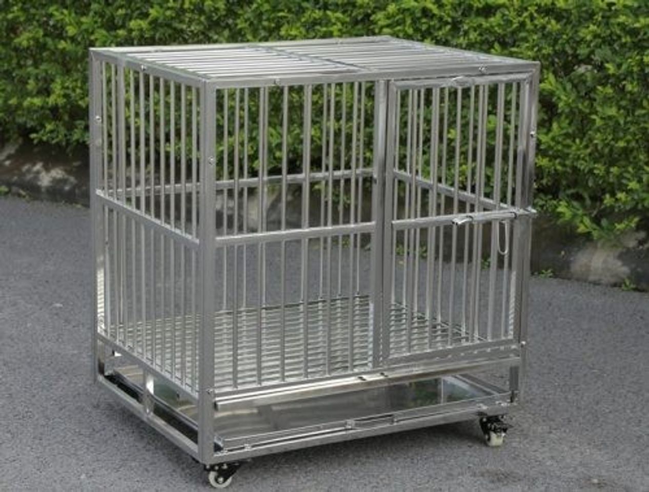 Chuồng ch&oacute; Inox c&oacute; độ bền cao, tuy nhi&ecirc;n gi&aacute; th&agrave;nh hơi đắt