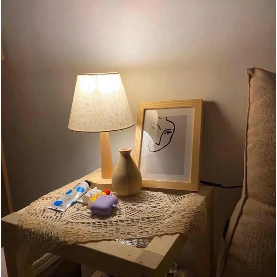 Đèn ngủ đầu giường cán gỗ, chao vải lanh thiết kế kiểu Nhật Bản 