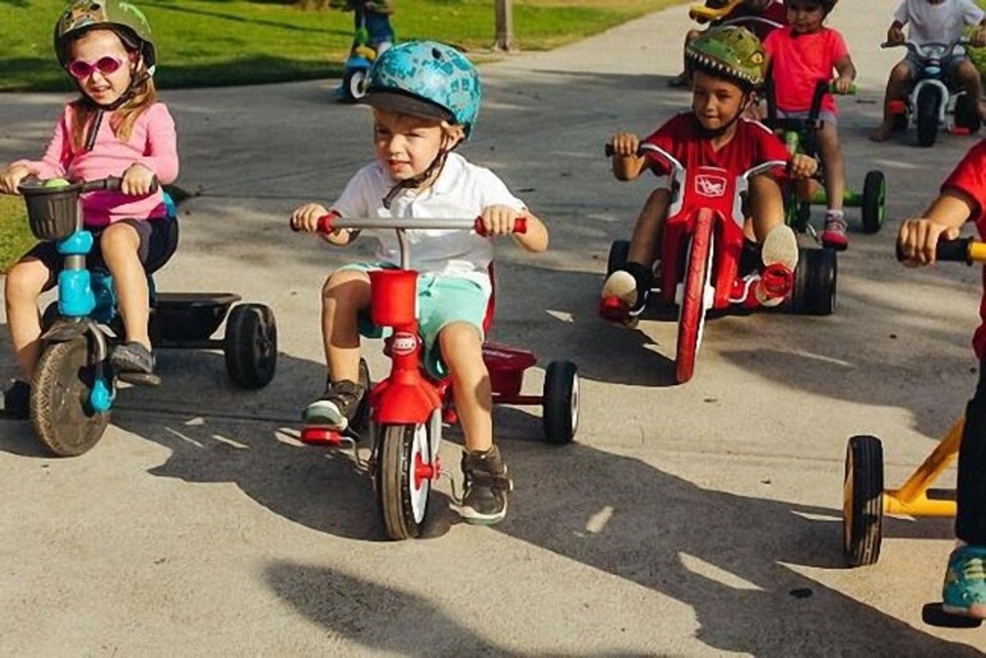 &Yacute; nghĩa ng&agrave;y 1/6 trở n&ecirc;n tuyệt vời hơn khi ba mẹ cho b&eacute; vui chơi nhiều hơn ngo&agrave;i trời