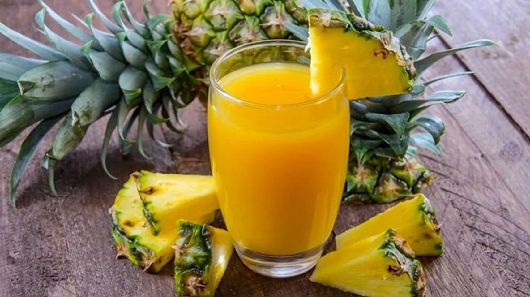 Uống nước &eacute;p dứa gi&uacute;p giảm mỡ bụng