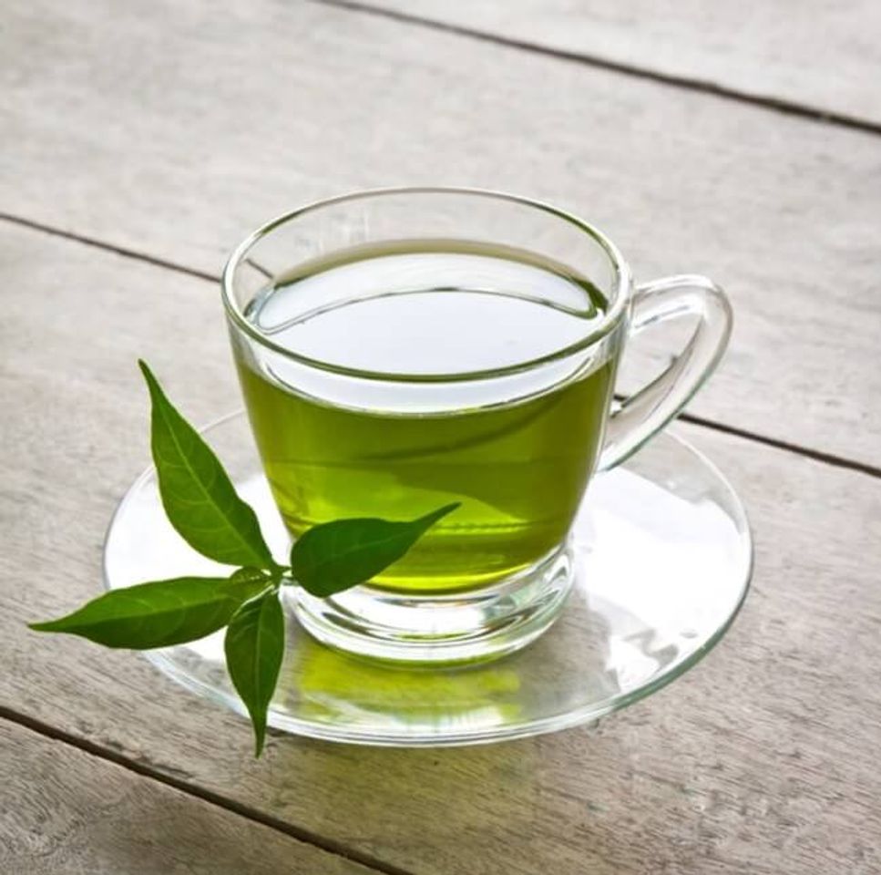 Uống tr&agrave; xanh gi&uacute;p giảm mỡ bụng