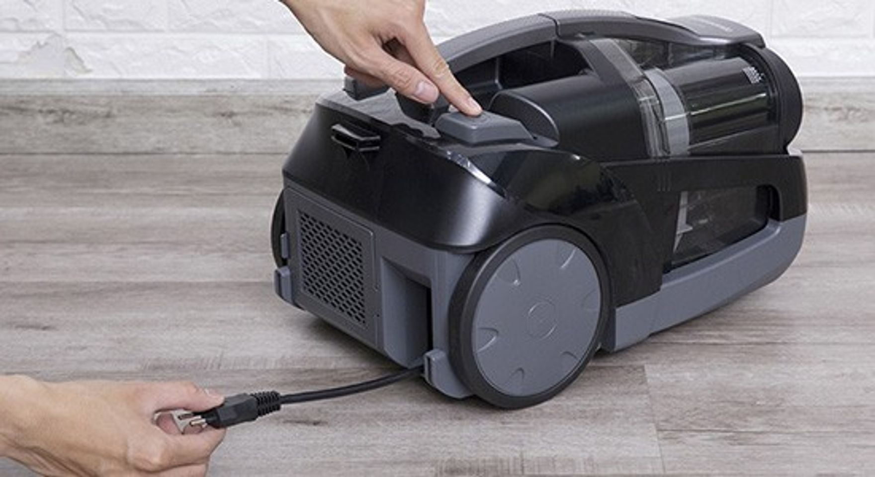 M&aacute;y h&uacute;t bụi c&oacute; d&acirc;y l&agrave; loại thiết bị cơ bản nhất