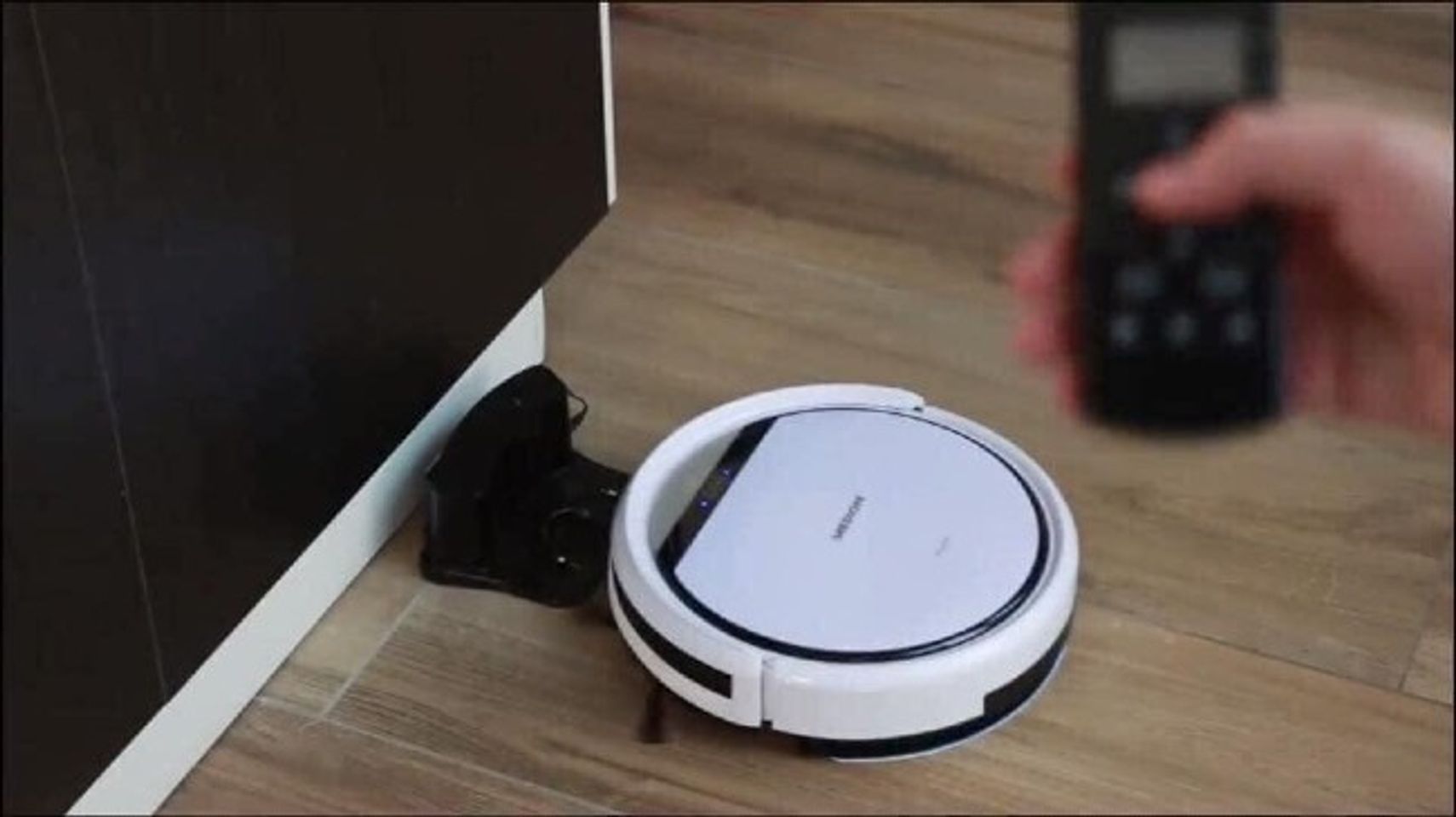 Robot h&uacute;t bụi loại n&agrave;o tốt?. Robot h&uacute;t bụi Medion MD 18501 biết tự sạc