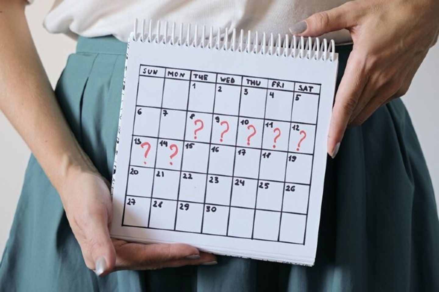 Tiền m&atilde;n kinh c&oacute; triệu chứng g&igrave;? Trước ti&ecirc;n sẽ l&agrave; rối loạn kinh nguyệt