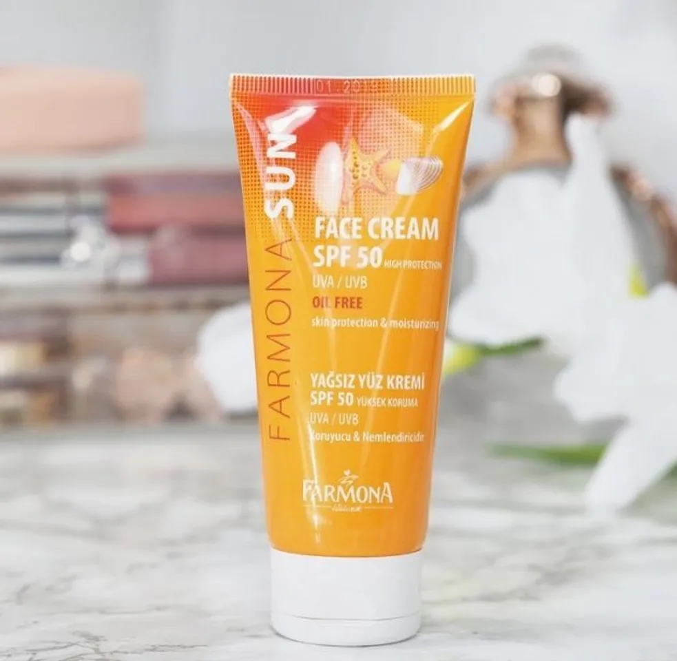 Kem chống nắng Farmona Sun Face Cream Oil Free Spf 50 bảo vệ da khỏi tác động ánh nắng, khói bụi