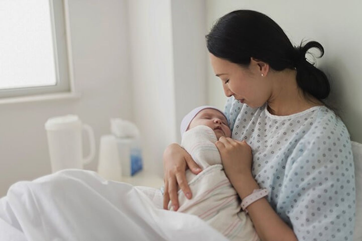 C&aacute;ch k&iacute;ch sữa bằng m&aacute;y h&uacute;t sữa khi sữa mẹ về chậm trong những ng&agrave;y đầu, c&aacute;ch gọi sữa về bằng m&aacute;y h&uacute;t sữa
