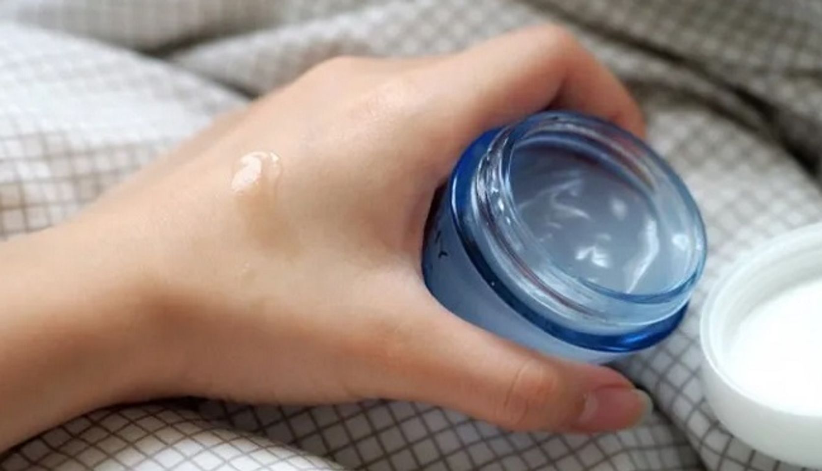 Chọn kem dưỡng ẩm cho da hỗn hợp thi&ecirc;n dầu c&oacute; kết cấu mỏng nhẹ