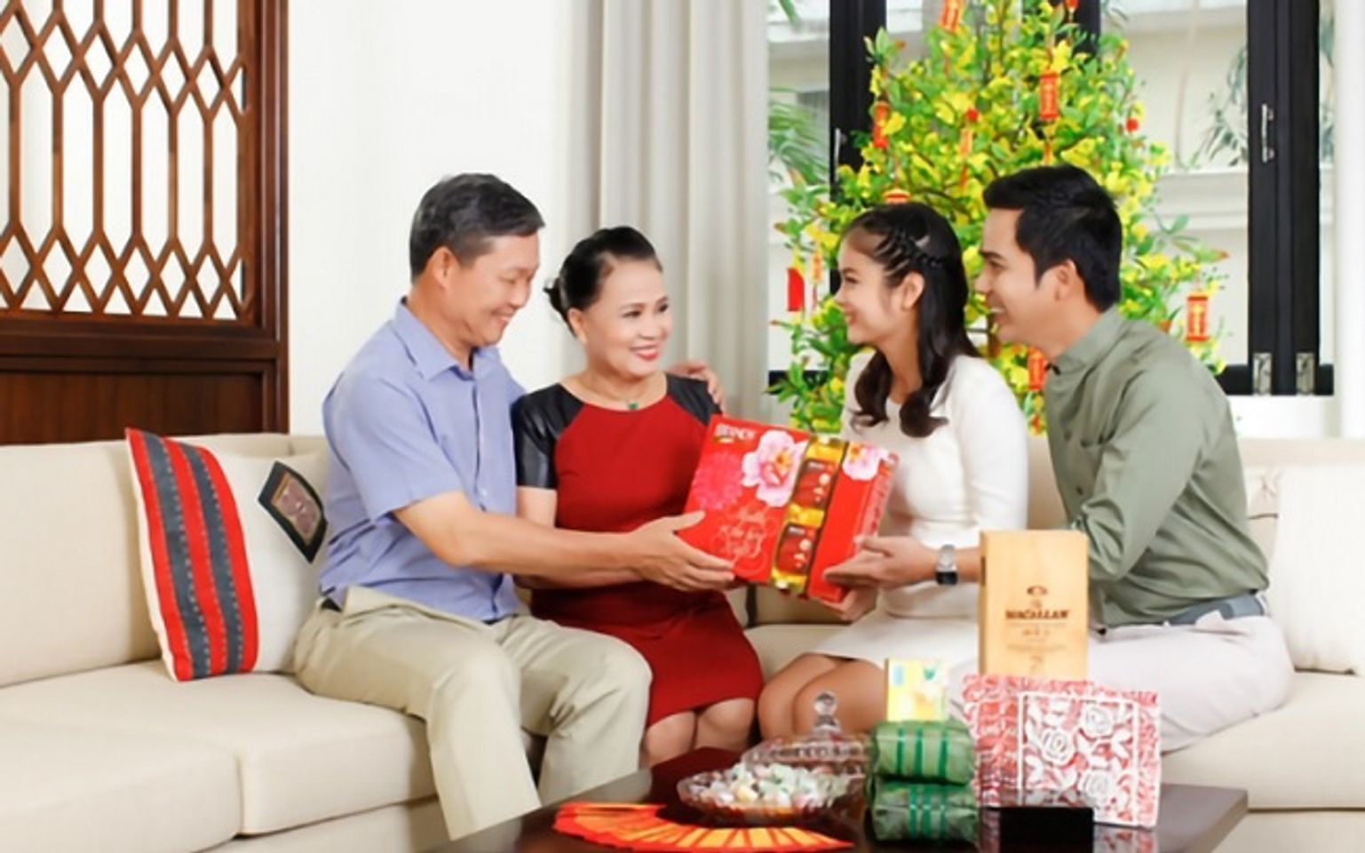 Hộp qu&agrave; Tết cho bố mẹ