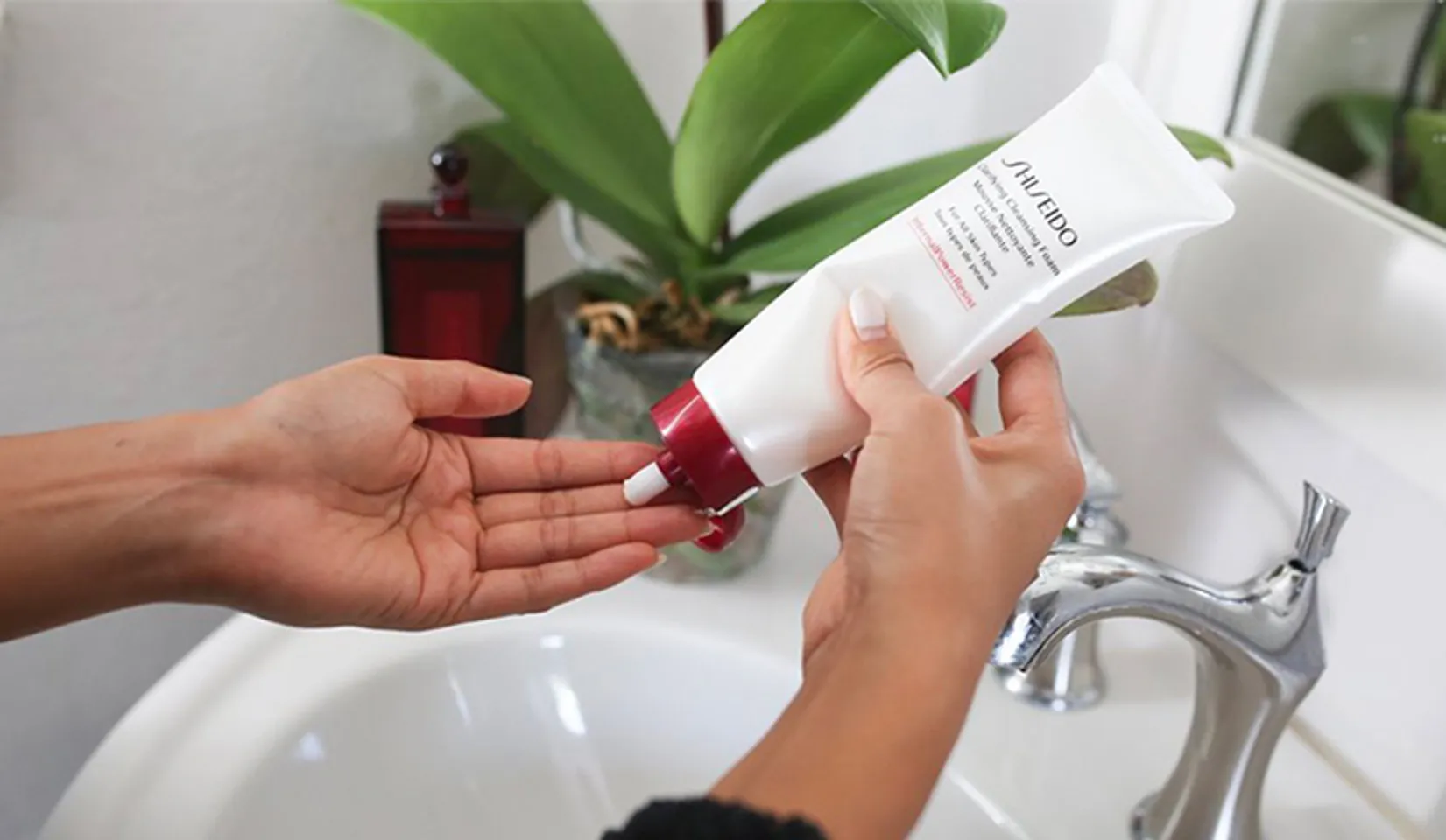 Shiseido Clarifying Cleansing Foam cảm nhận dịu nhẹ trên da