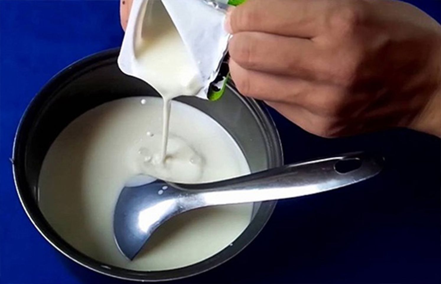C&aacute;ch l&agrave;m sữa chua ph&ocirc; mai - bước 3