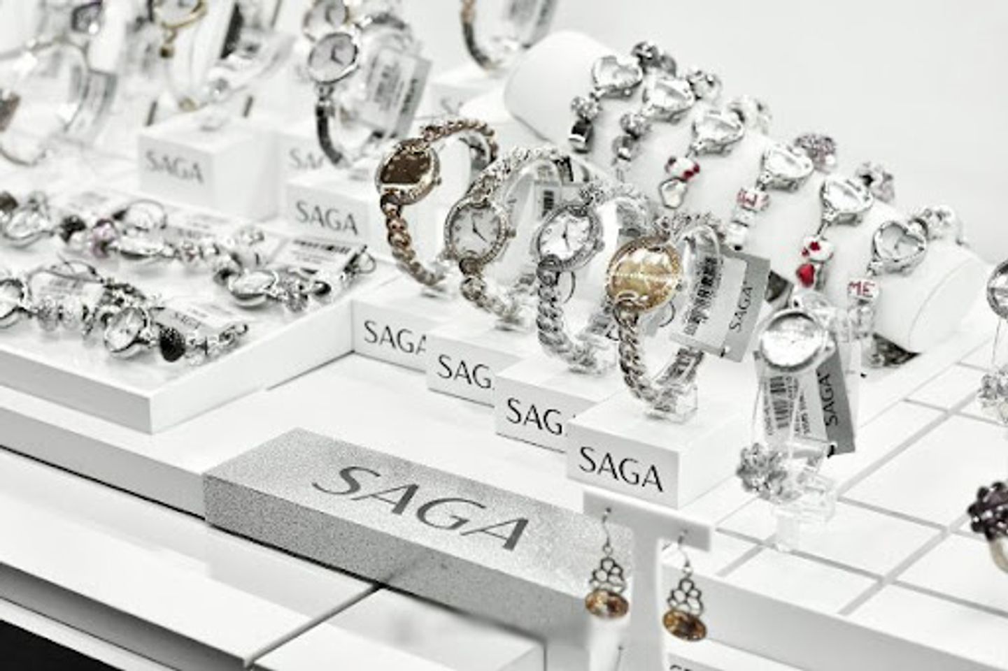 H&atilde;ng đồng hồ nữ đẹp Saga