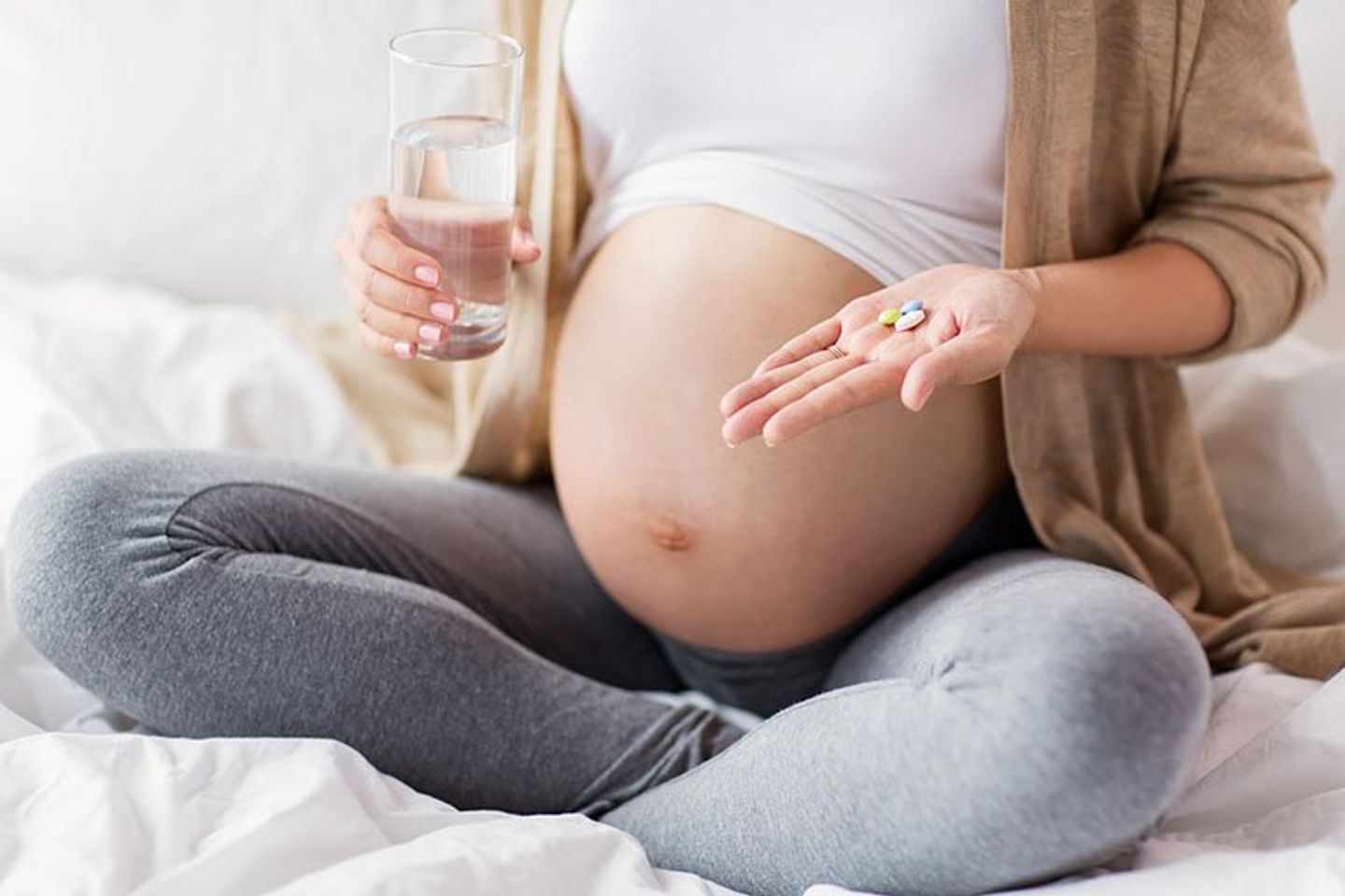 Phụ nữ mang thai v&agrave; đang cho con b&uacute; tuyệt đối kh&ocirc;ng uống Collagen