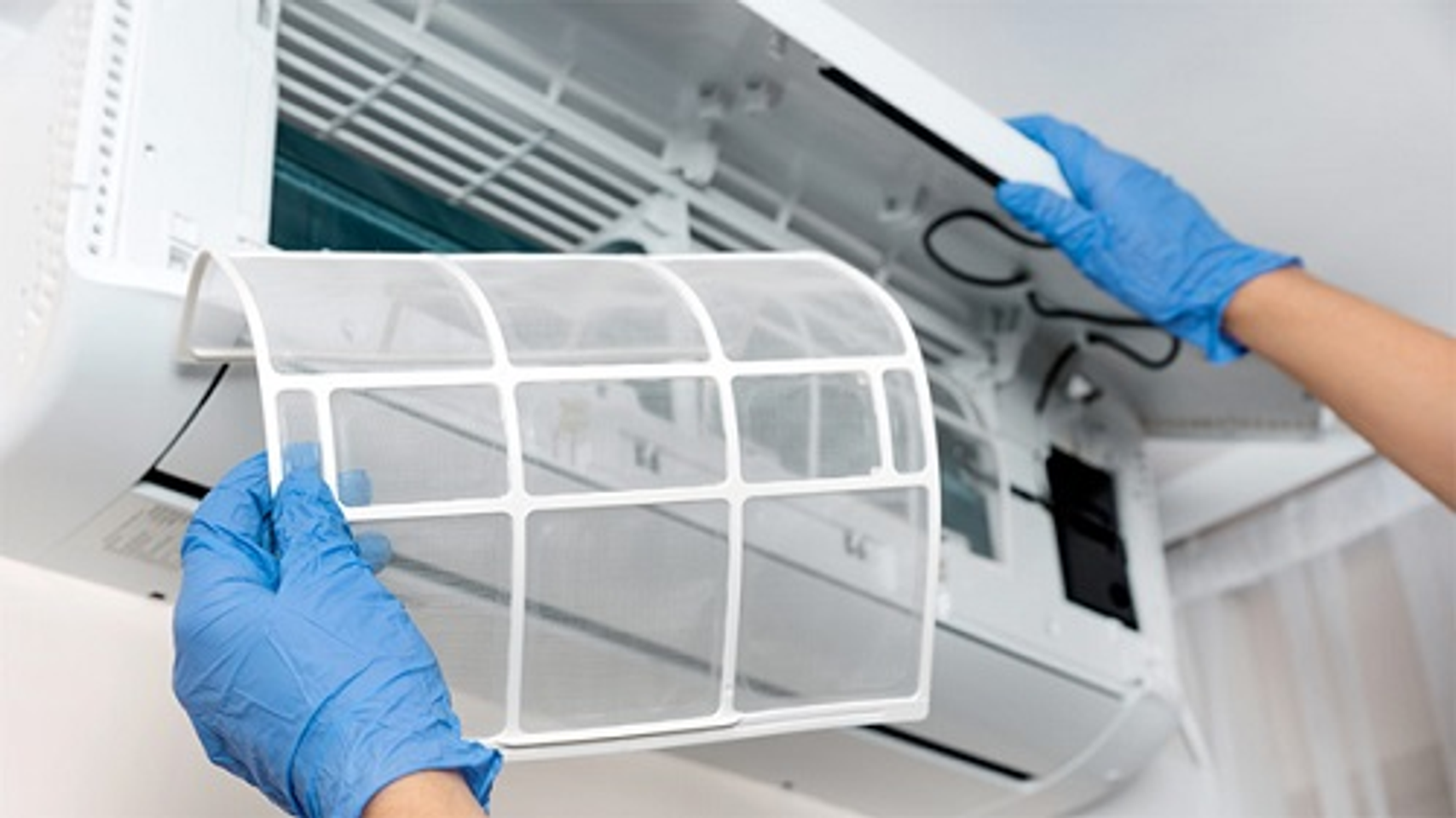 4. Điều h&ograve;a kh&ocirc;ng m&aacute;t do lưới lọc d&agrave;n lạnh bị b&aacute;m bụi bẩn