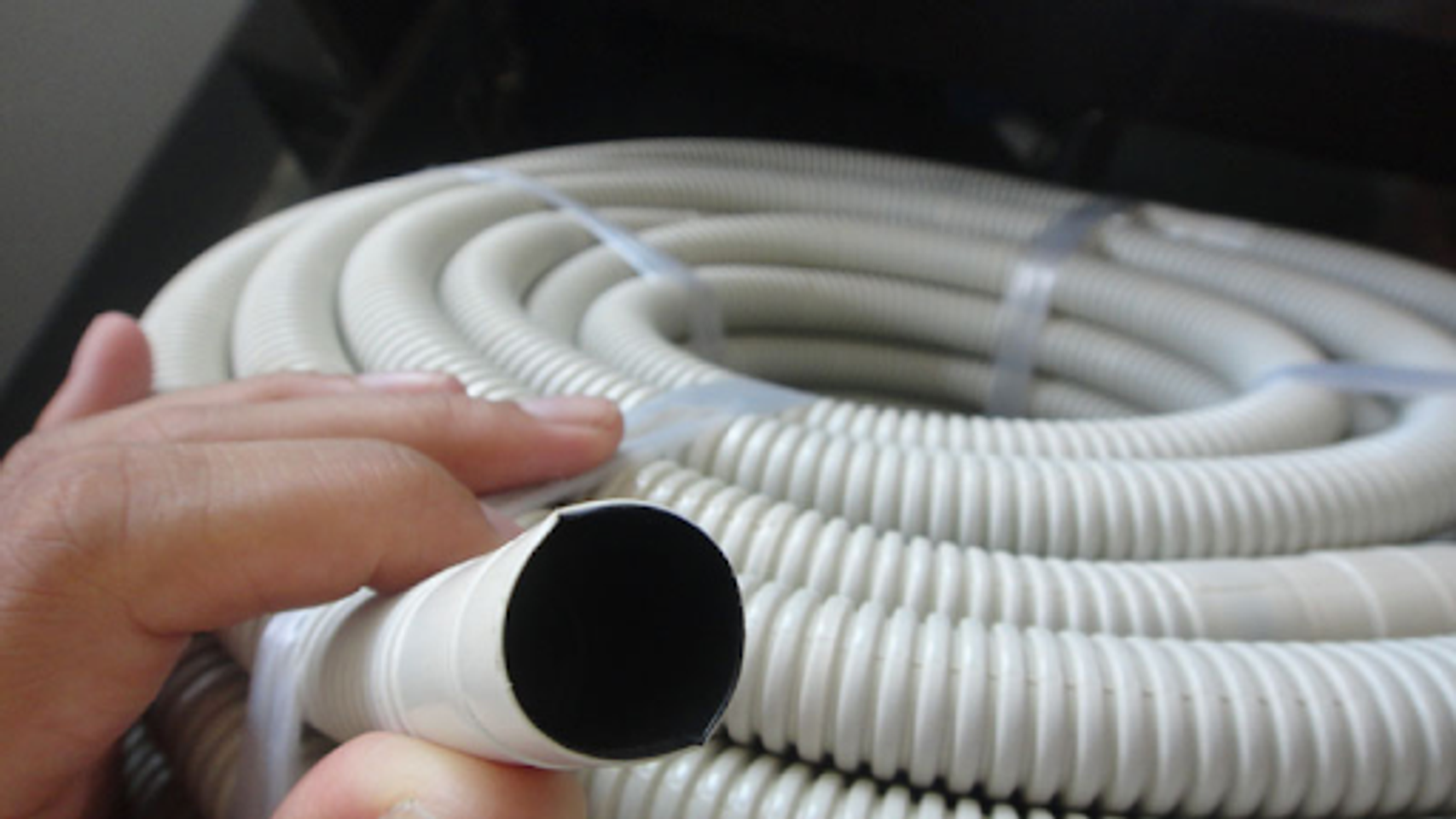 Ống nước thải của điều h&ograve;a bị tắc