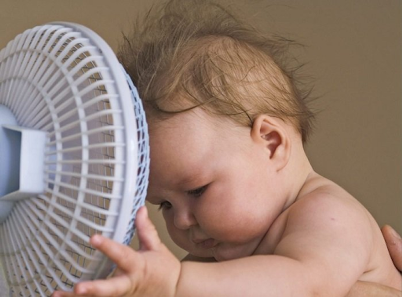 Kh&ocirc;ng n&ecirc;n hướng quạt điều h&ograve;a thổi trực tiếp v&agrave;o nơi b&eacute; ngủ