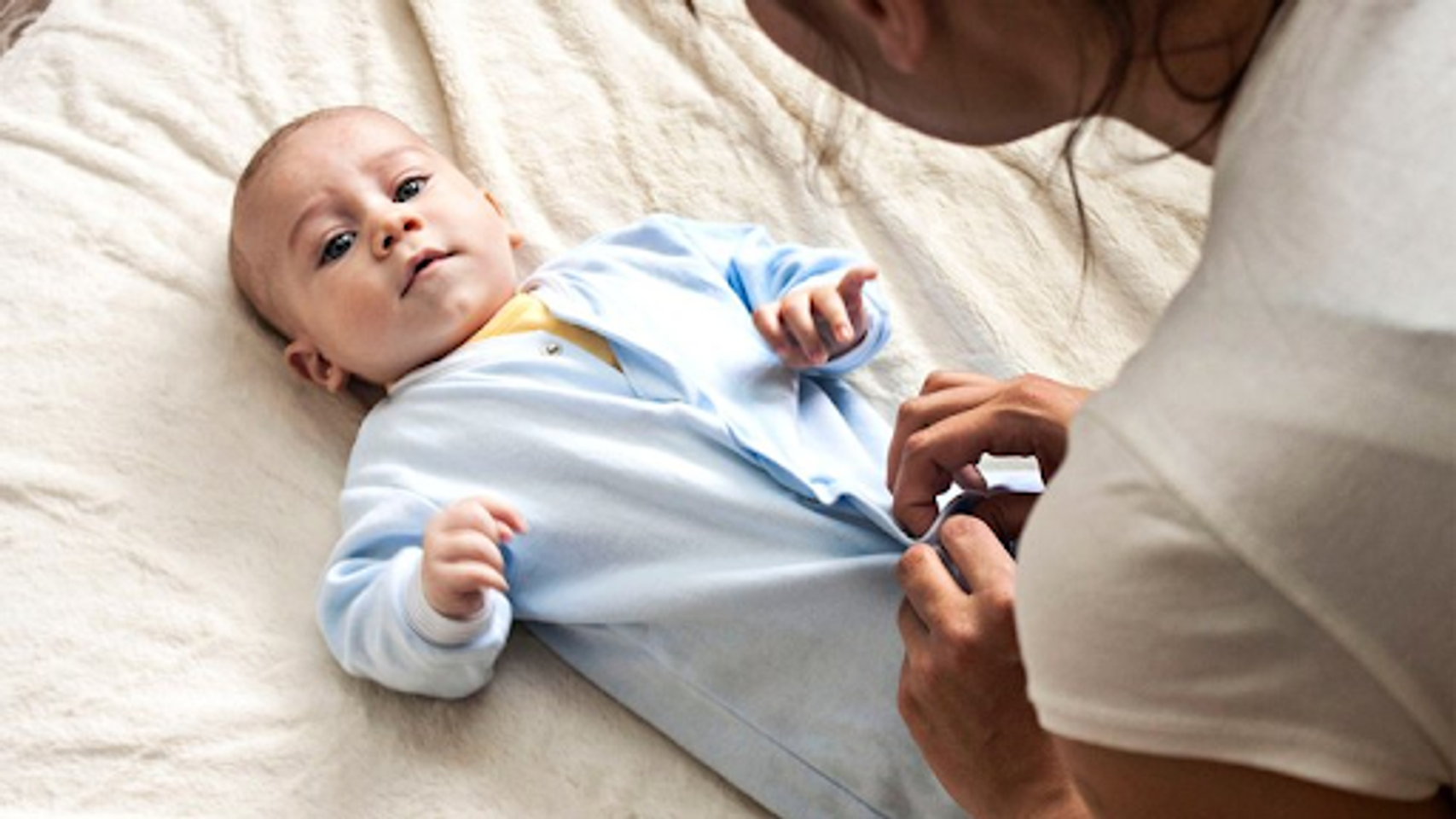 Mặc quần &aacute;o ph&ugrave; hợp cho em b&eacute;&nbsp;