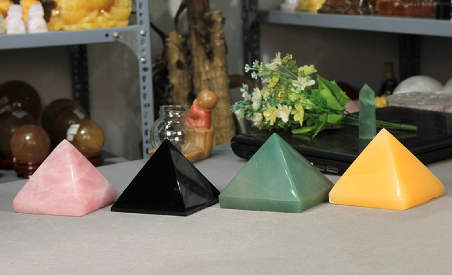 Khối kim tự tháp chất liệu đá tự nhiên nhiều màu