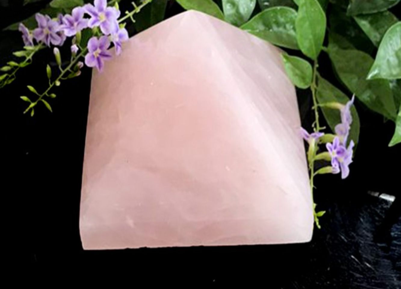 Khối kim tự tháp chất liệu đá tự nhiên màu hồng