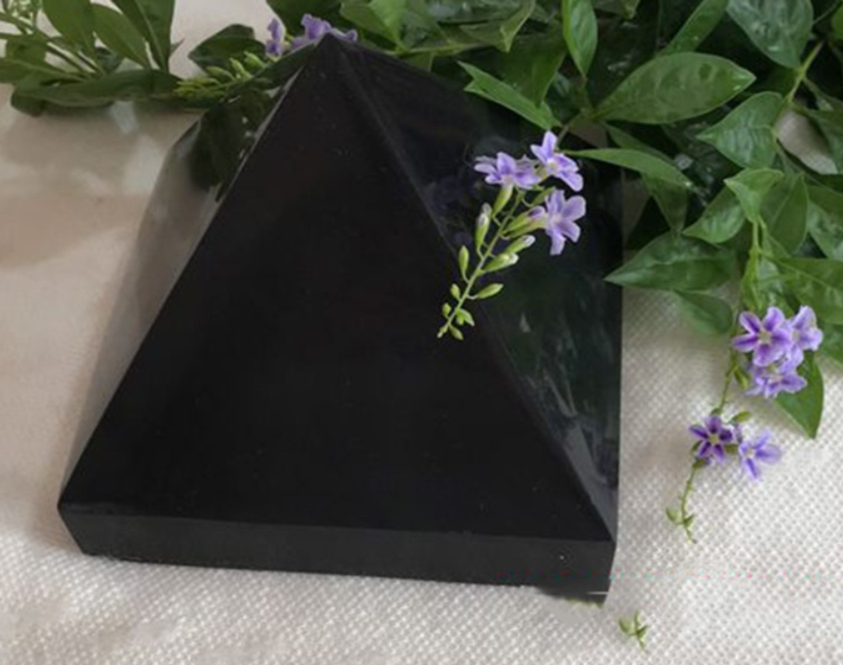 Khối kim tự tháp chất liệu đá tự nhiên màu đen