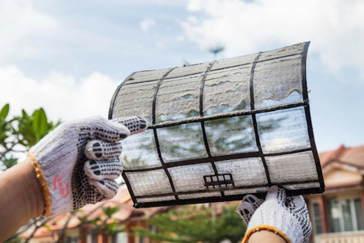 Điều h&ograve;a bị chảy nước ở cục lạnh do d&agrave;n lưới lọc b&aacute;m nhiều bụi bẩn