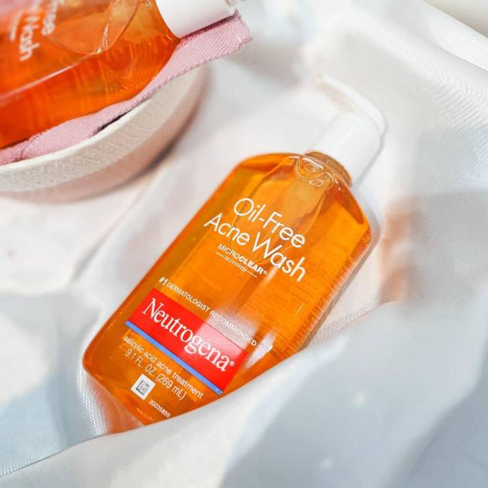 Sữa rửa mặt kh&ocirc;ng chứa dầu Neutrogena Oil-free Acne Wash