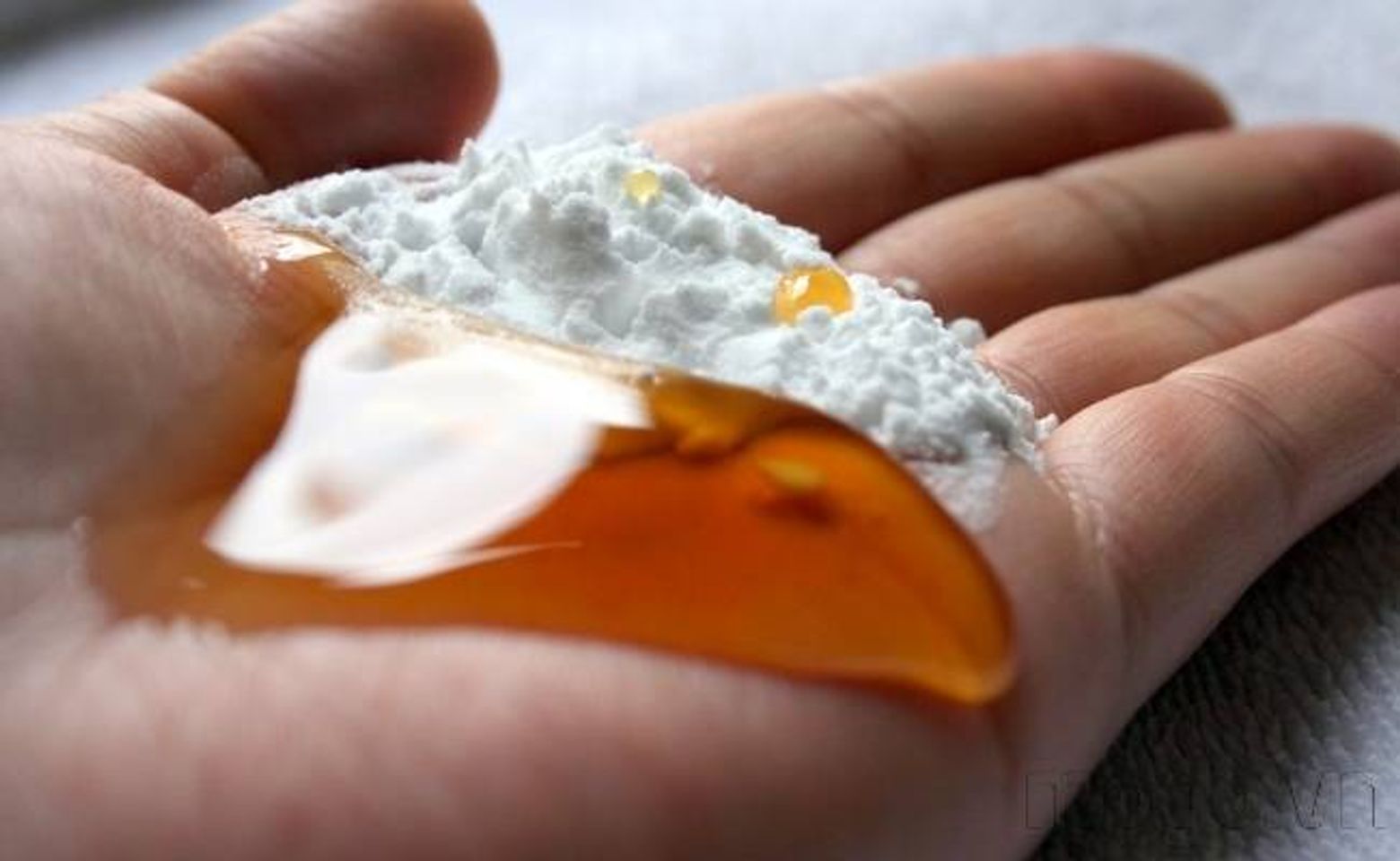 Bột baking soda v&agrave; mật ong tẩy da chết cho m&ocirc;i dễ l&agrave;m tại nh&agrave;