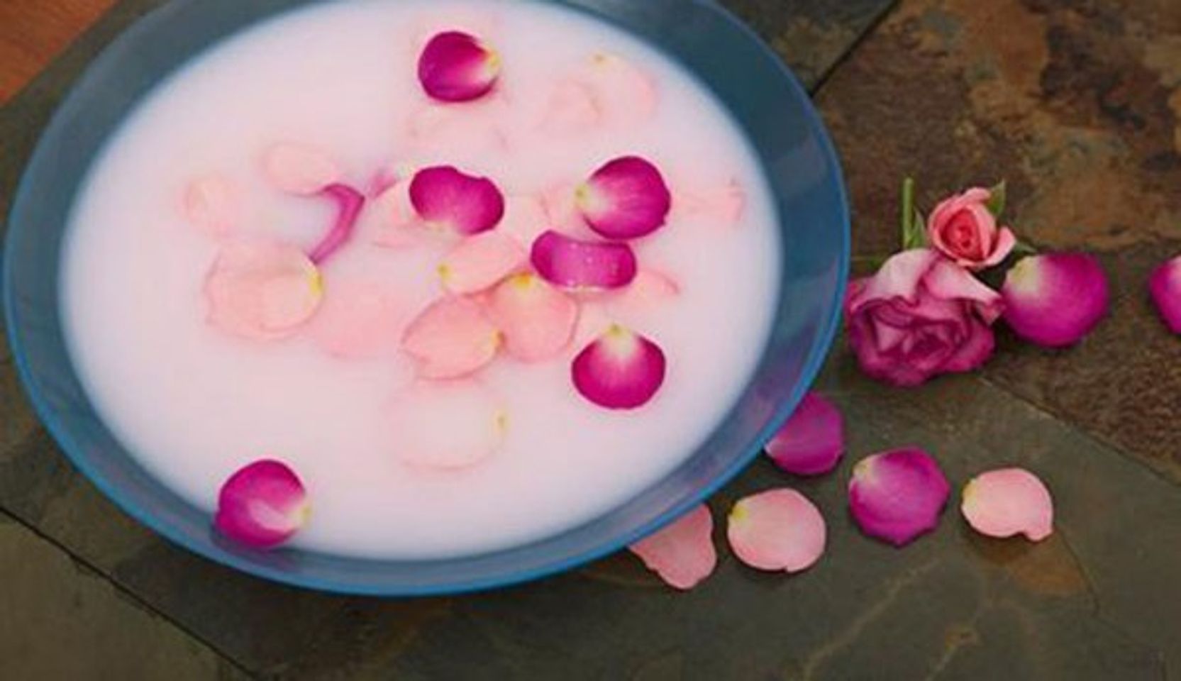 C&aacute;nh hoa hồng v&agrave; sữa gi&uacute;p lấy đi đ&ocirc;i m&ocirc;i bong tr&oacute;c