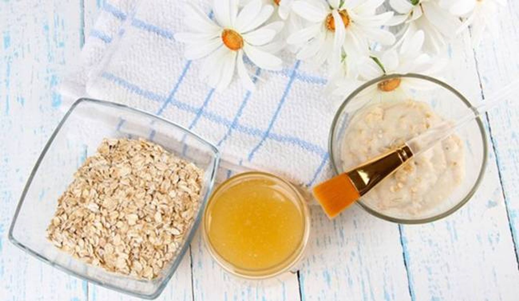 Tẩy da chết m&ocirc;i bằng mật ong + yến mạch