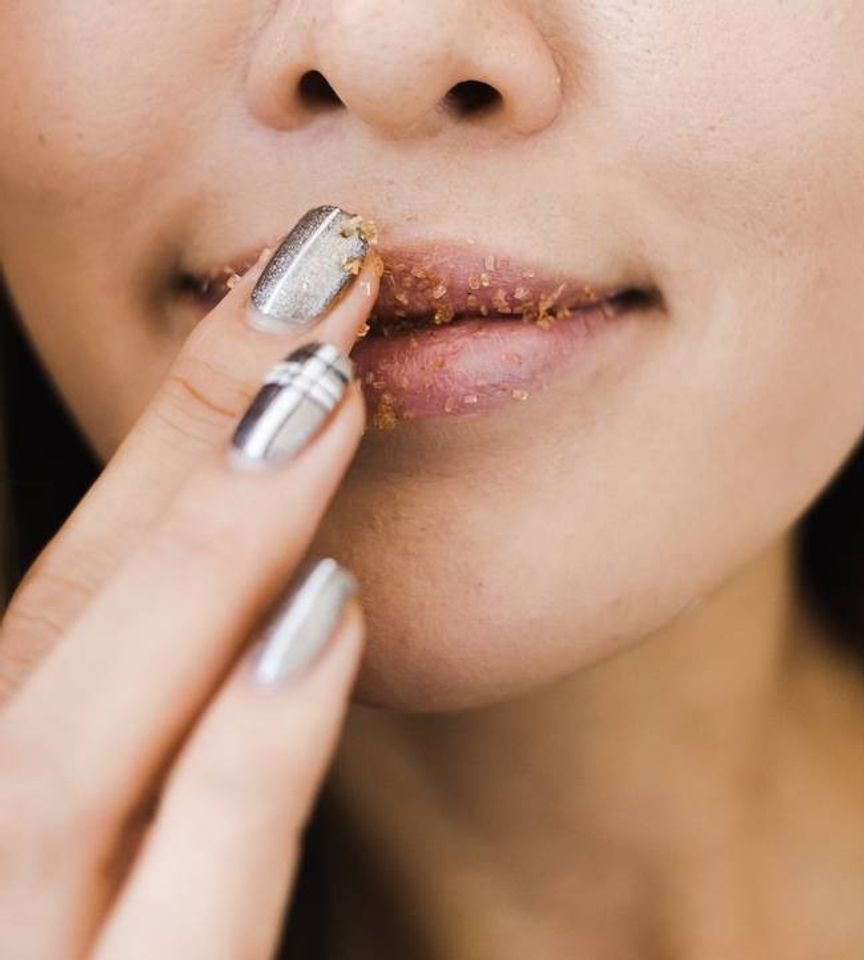 Tẩy tế b&agrave;o chết cho m&ocirc;i gi&uacute;p m&ocirc;i căng mọng, hồng h&agrave;o