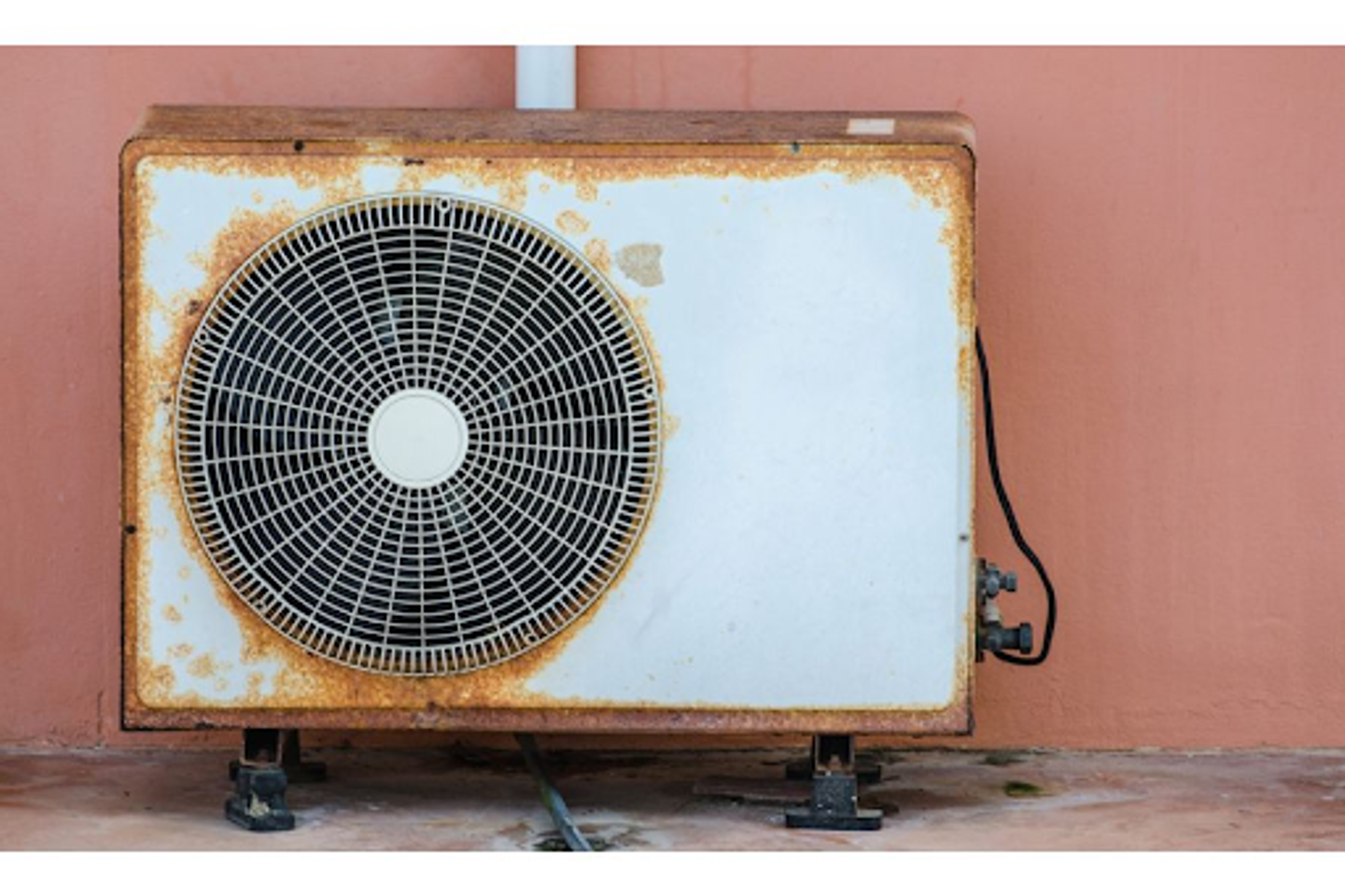 4. Cục n&oacute;ng l&acirc;u ng&agrave;y kh&ocirc;ng được vệ sinh