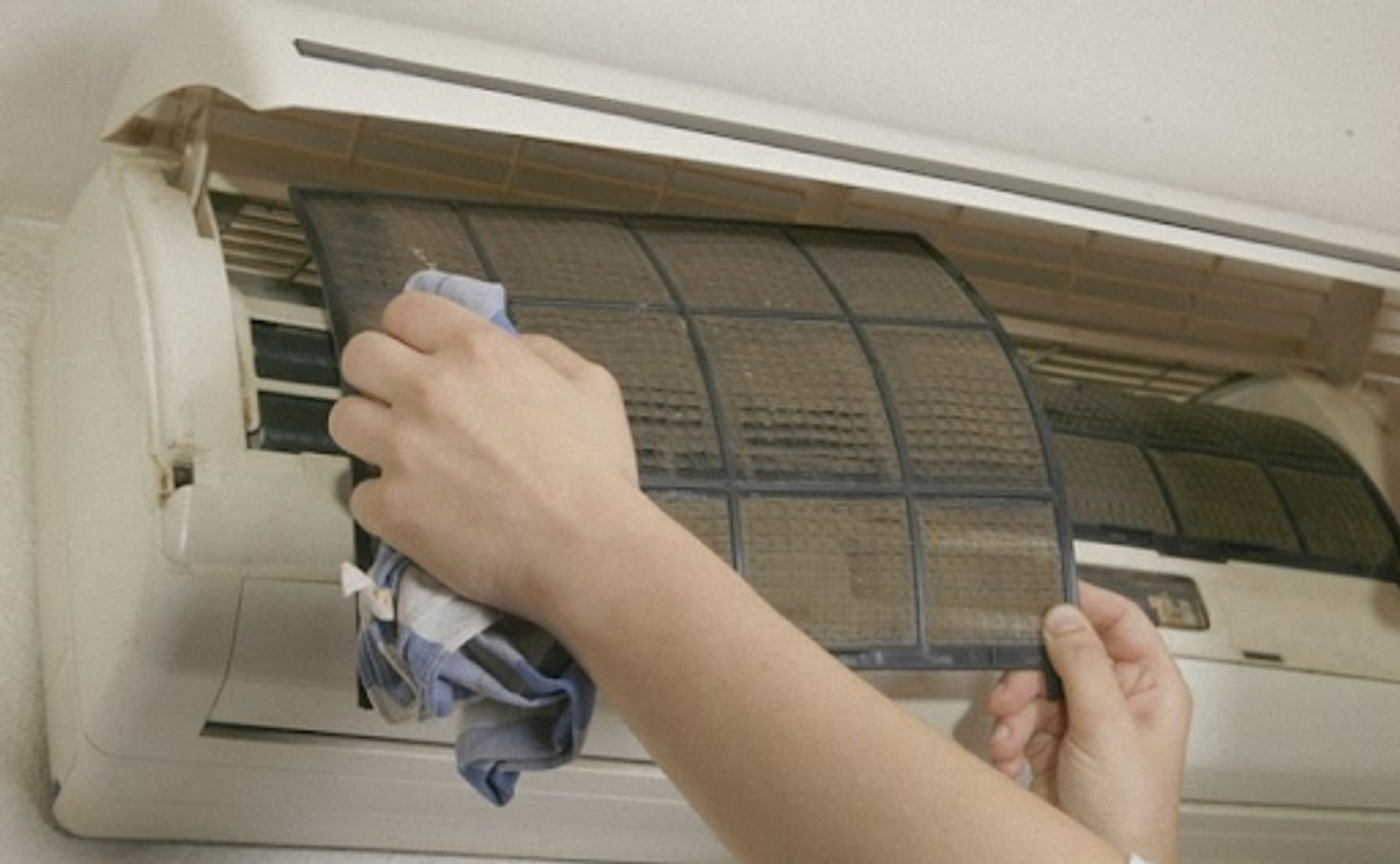 Lau ch&ugrave;i vệ sinh bộ lọc m&aacute;y lạnh định kỳ