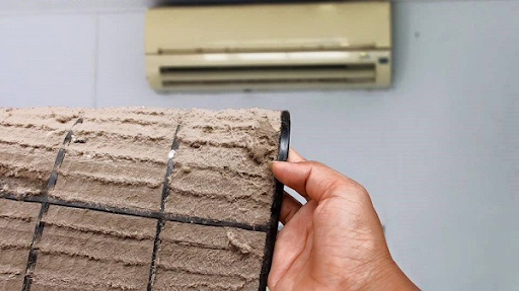 Tấm lưới lọc m&aacute;y lạnh l&acirc;u ng&agrave;y bị bụi b&aacute;m d&agrave;y