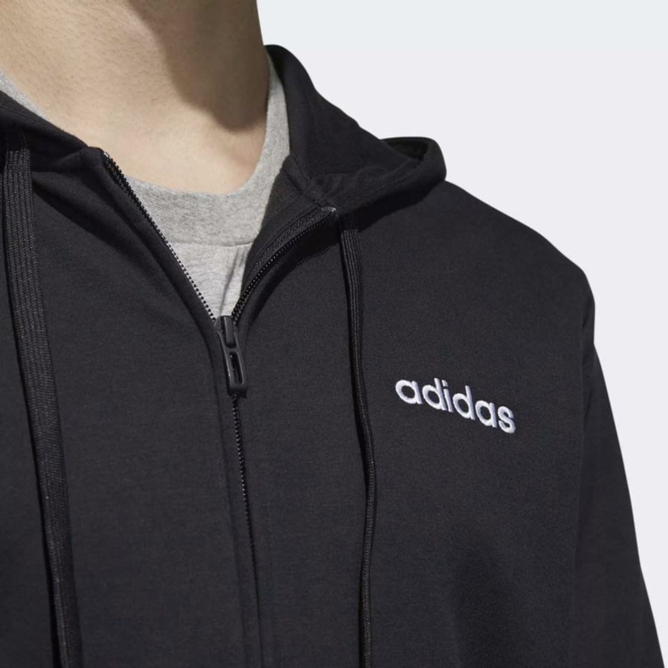Logo Adidas được thêu tỉ mỉ, sắc nét tạo điểm nhấn riêng của thương hiệu